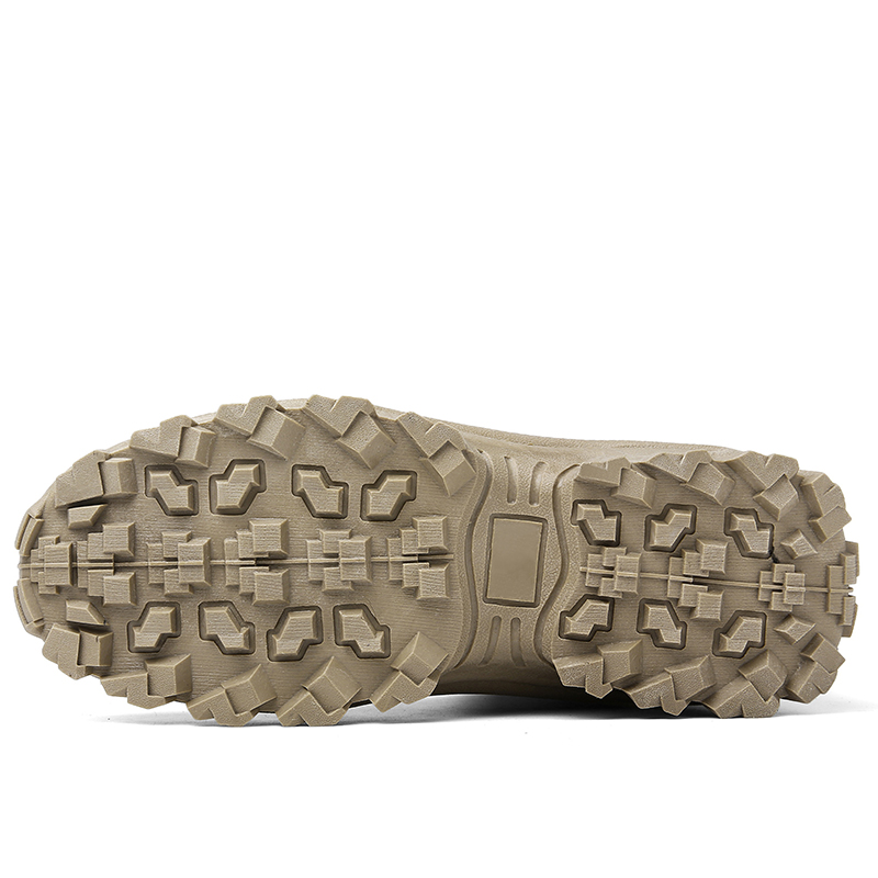 Mann trägt wasserdichte taktische Arbeitsstiefel in Beige im rauen Outdoor-Gelände.