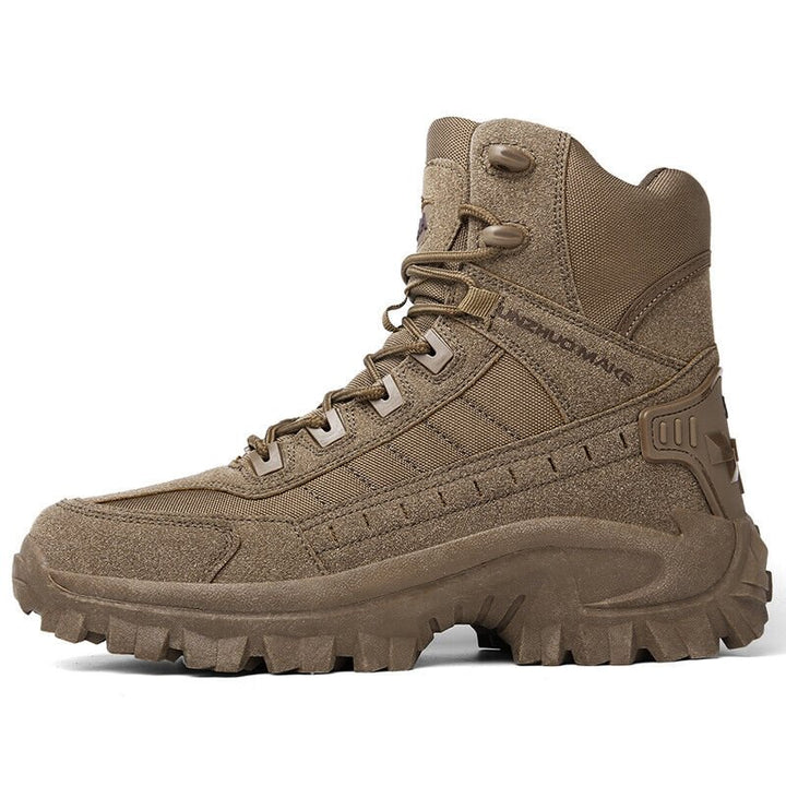 Präzise Schnürung eines wasserdichten Herren-Trekkingstiefels in Beige, Nahaufnahme.