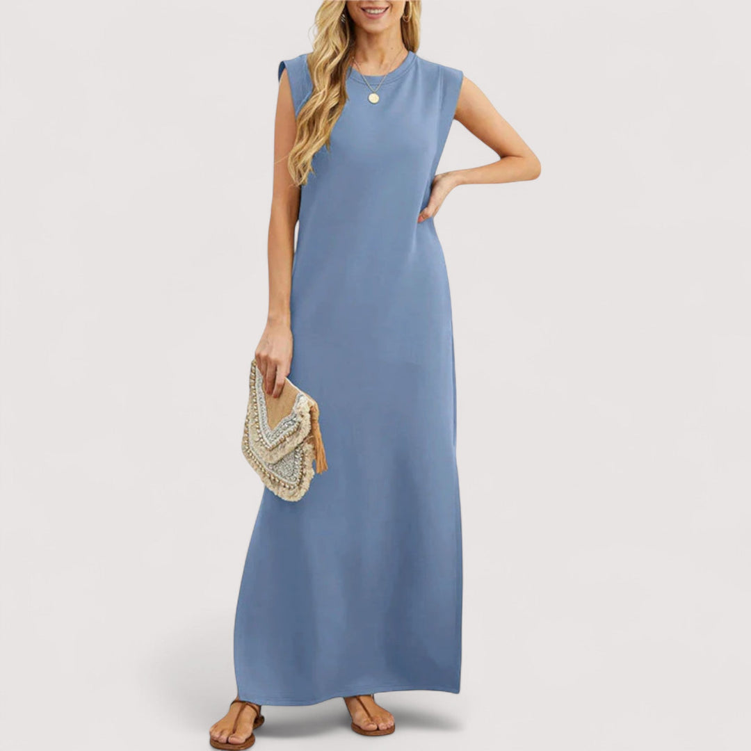Seitliche Ansicht des fließenden Damen Maxikleides, ärmellos & leicht. Perfektes Sommerkleid für Urlaub & Freizeit.