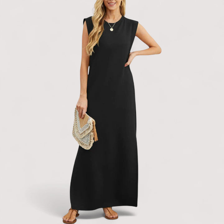 Detailansicht des fließenden Stoffes vom legeren Damen Maxikleid, ideal als bequemes Sommer-Freizeitkleid.