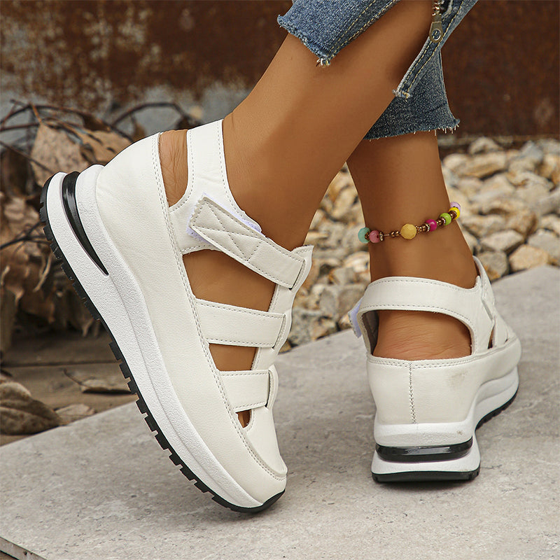 Weiße orthopädische Damen Sandalen im Sneaker-Stil, geschlossen. Bequeme Sommerschuhe für Komfort & Halt.