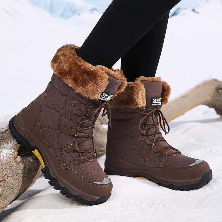Rutschfeste Outdoor-Winterstiefel für Damen. Wasserdicht & warm, mit starkem Profil für sicheren Halt im Schnee.