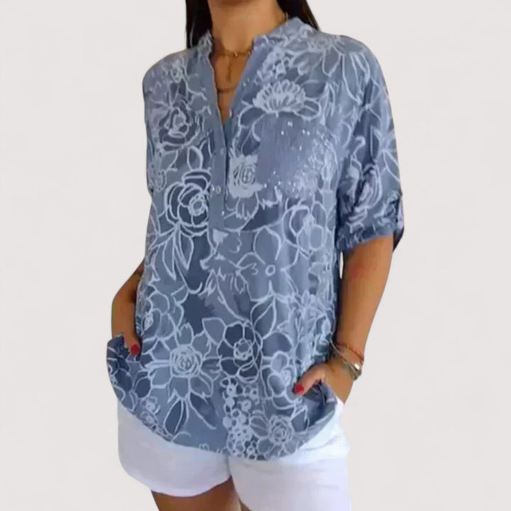 Bequeme, locker sitzende Damenbluse mit elegantem Blumenmuster; ideal für Sommer, Freizeit und Damenmode.