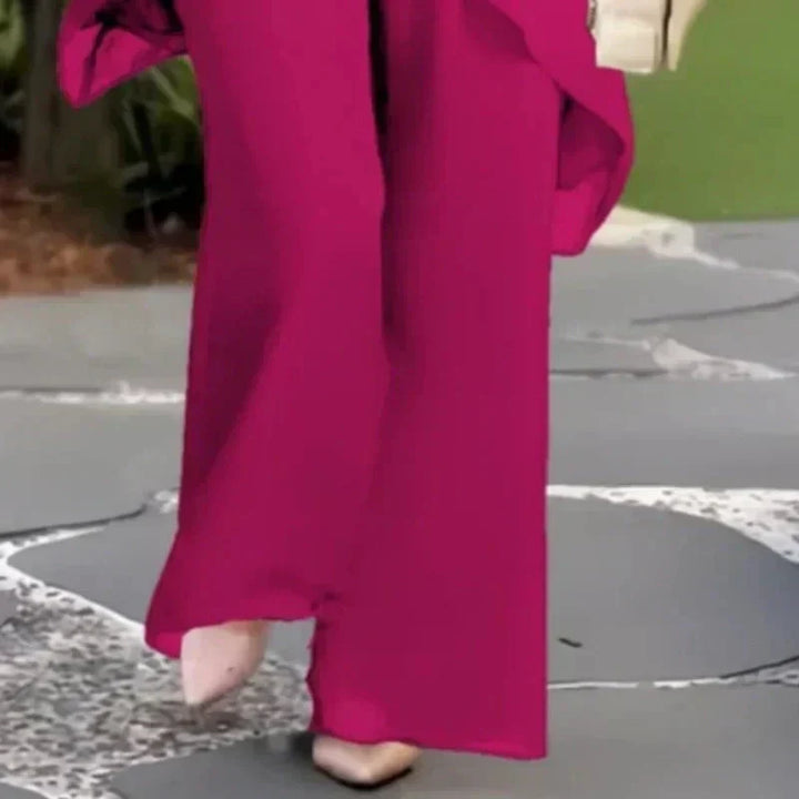 Nahaufnahme Stoffqualität des komfortablen Damen Ensemble Sets. Elegantes Top & Hose, alltagstaugliche Mode.