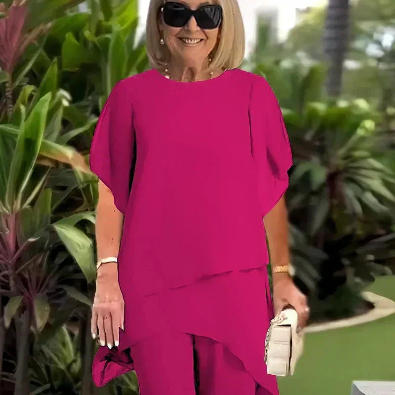 Frau trägt elegantes Damen Ensemble Marineblau/Fuchsia. Schickes Zweiteiler Set für Business & Freizeit Mode.