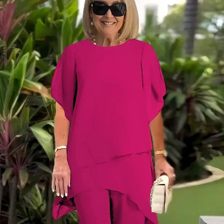 Frau trägt elegantes Damen Ensemble Marineblau/Fuchsia. Schickes Zweiteiler Set für Business & Freizeit Mode.