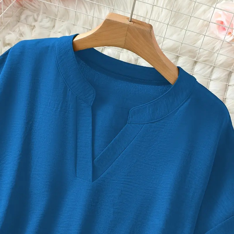 Elegante Damen Freizeitbluse mit V-Ausschnitt und kurzen Ärmeln. Stilvoll, locker & bequem.