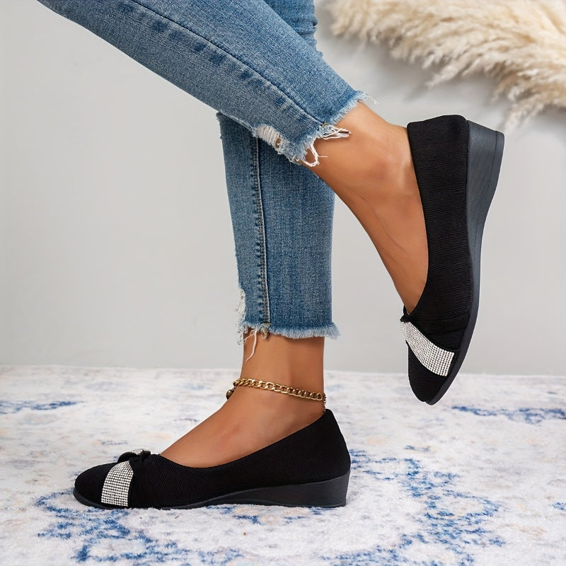 Trendige schwarzgraue Keilsandalen für Damen. Leichter offener Schuh, vielseitig für schicke Sommer-Looks.