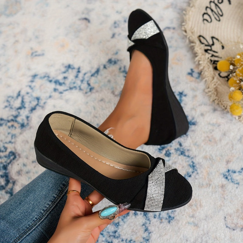 Detailansicht: Glitzernde silberne Damen Keilschuhe, elegant und bequem. Ideal für Frühling und Party-Abende.