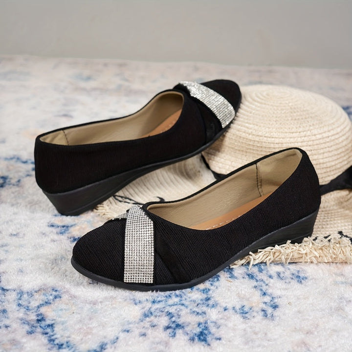 Moderner offener Damen Keilschuh in Silber-Schwarzgrau, leicht & bequem. Schick für Frühling, Sommer und jeden Anlass.
