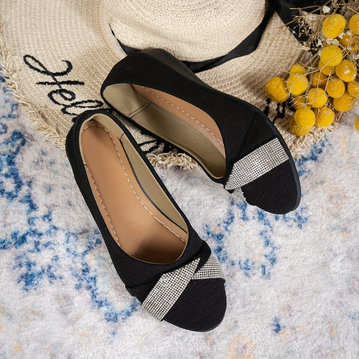 Komfortable Damen Keilschuhe in Silber-Glitzer, seitliche Ansicht. Trendige Alltagsschuhe für Sommer & schicke Anlässe.