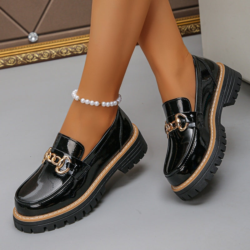 Modische Damen Loafer mit weicher Sohle. Vintage-Design, bequeme Freizeitschuhe für stilvollen Alltag.