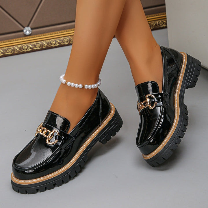 Modische Damen Loafer mit weicher Sohle. Vintage-Design, bequeme Freizeitschuhe für stilvollen Alltag.