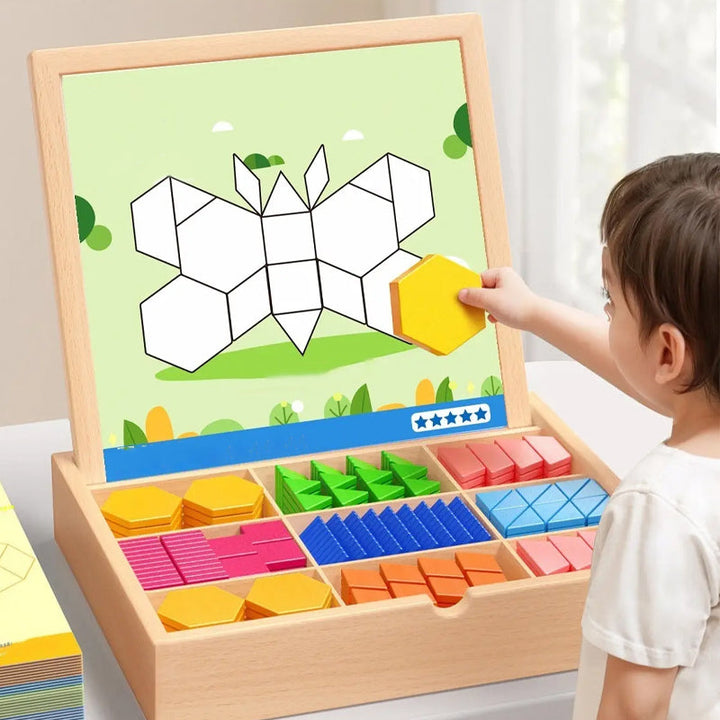Kind spielt mit MagniPlay magnetischen Holzblöcken, lernt Formen & Farben, fördert Konzentration & Feinmotorik.
