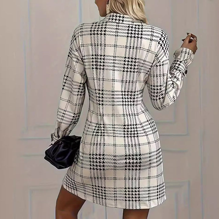 Kariertes Midi-Freizeitkleid in Aprikose für Damen. Modisch, mit Knopfleiste und Langarm. Bürotauglich & bequem.