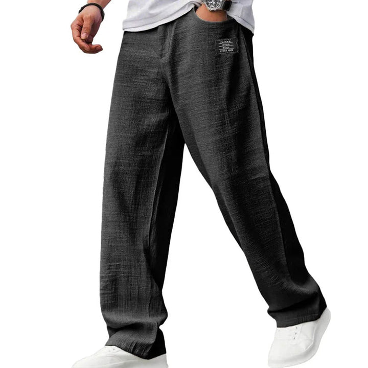 Lockere Herrenhose mit geradem Bein und Seitentaschen, bequem und atmungsaktiv, ideal für warme Sommertage.