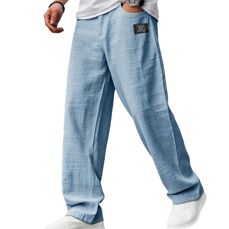 Detailaufnahme: Graue Herren Freizeithose, gerades Bein, mit Bund und Seitentaschen, ideal für Casual-Looks.