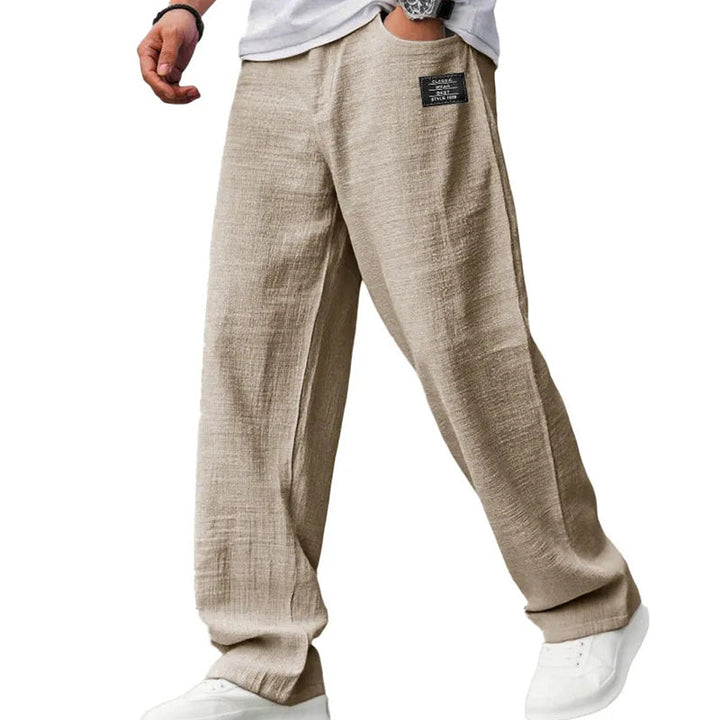 Mann trägt beige Freizeithose mit geradem Bein, bequem für Spaziergänge und entspannte Alltagsaktivitäten.
