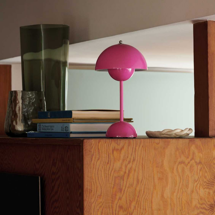 Dimmbare Design LED Tischlampe, kabellos, für stilvolles Ambiente und gemütliche Leseecken.