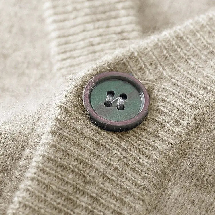 Herrenmode: Eleganter V-Ausschnitt Strick Cardigan, perfekt für Business und stilvolle Freizeitoutfits.