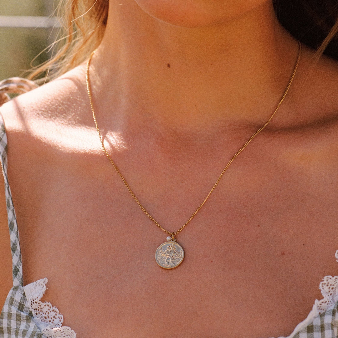 Edle goldene Damenhalskette, ein perfektes Geschenk: Medaillon mit Süßwasserperle, Eleganz pur.