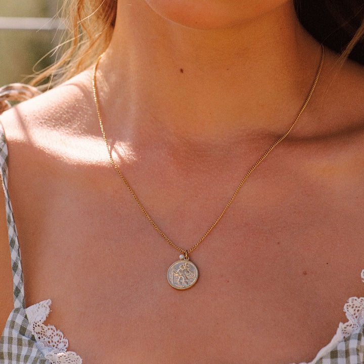 Edle goldene Damenhalskette, ein perfektes Geschenk: Medaillon mit Süßwasserperle, Eleganz pur.