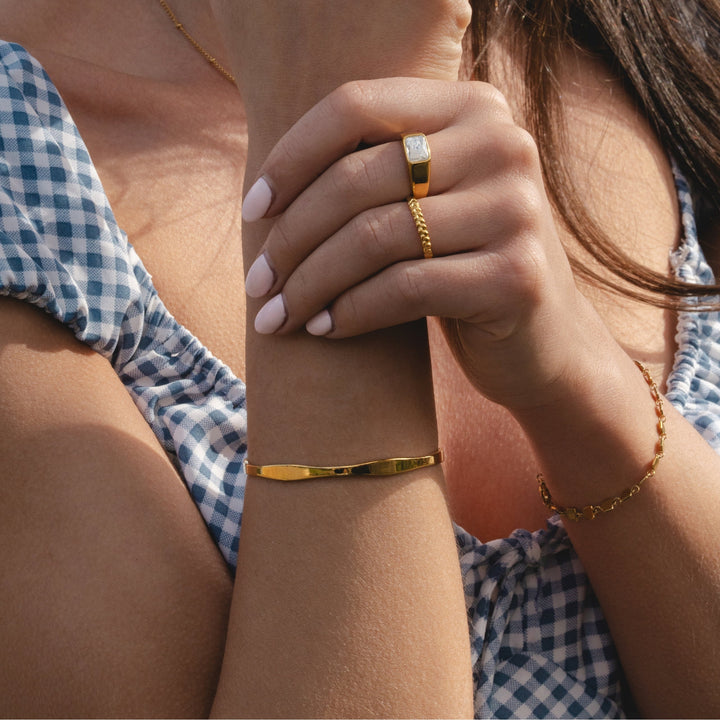 Alltagstauglicher Damen Gold Armreif Wellenform, wasserdicht, aus hypoallergenem Edelstahl mit PVD Finish.