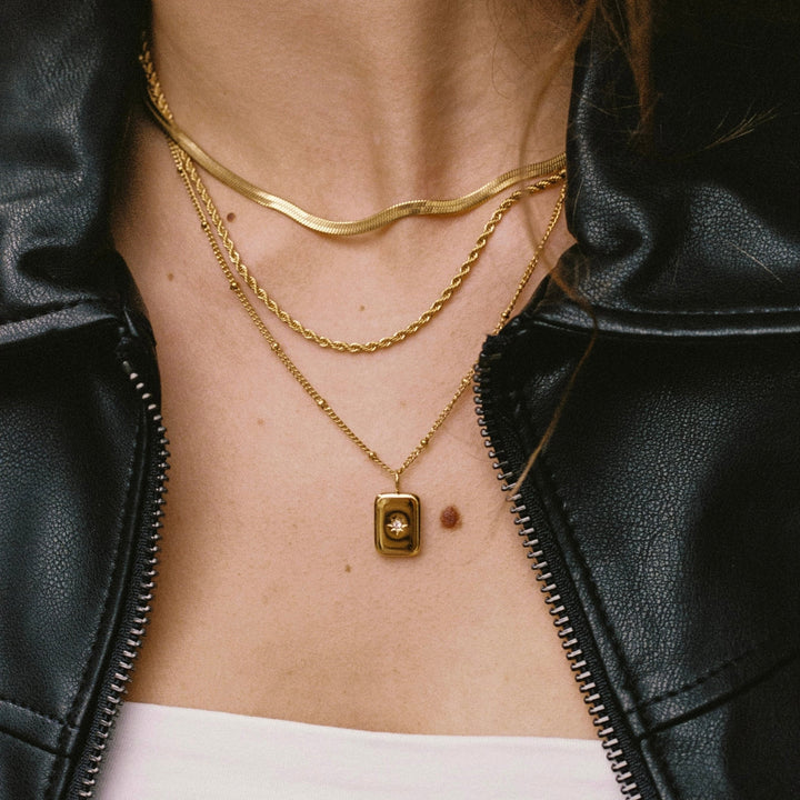Moderne Damen Halskette in Silber mit Zirkonia Anhänger, perfekt für jeden Tag, wasserdicht.