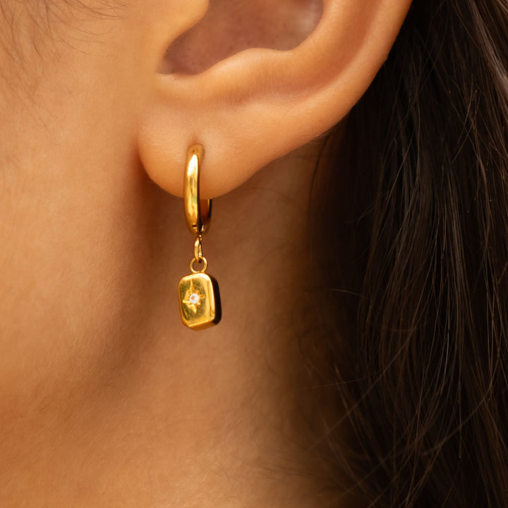 Wasserdichte, hypoallergene Damen Creolen in Gold mit Zirkonia-Stern. Moderner Edelstahl-Alltagsschmuck.
