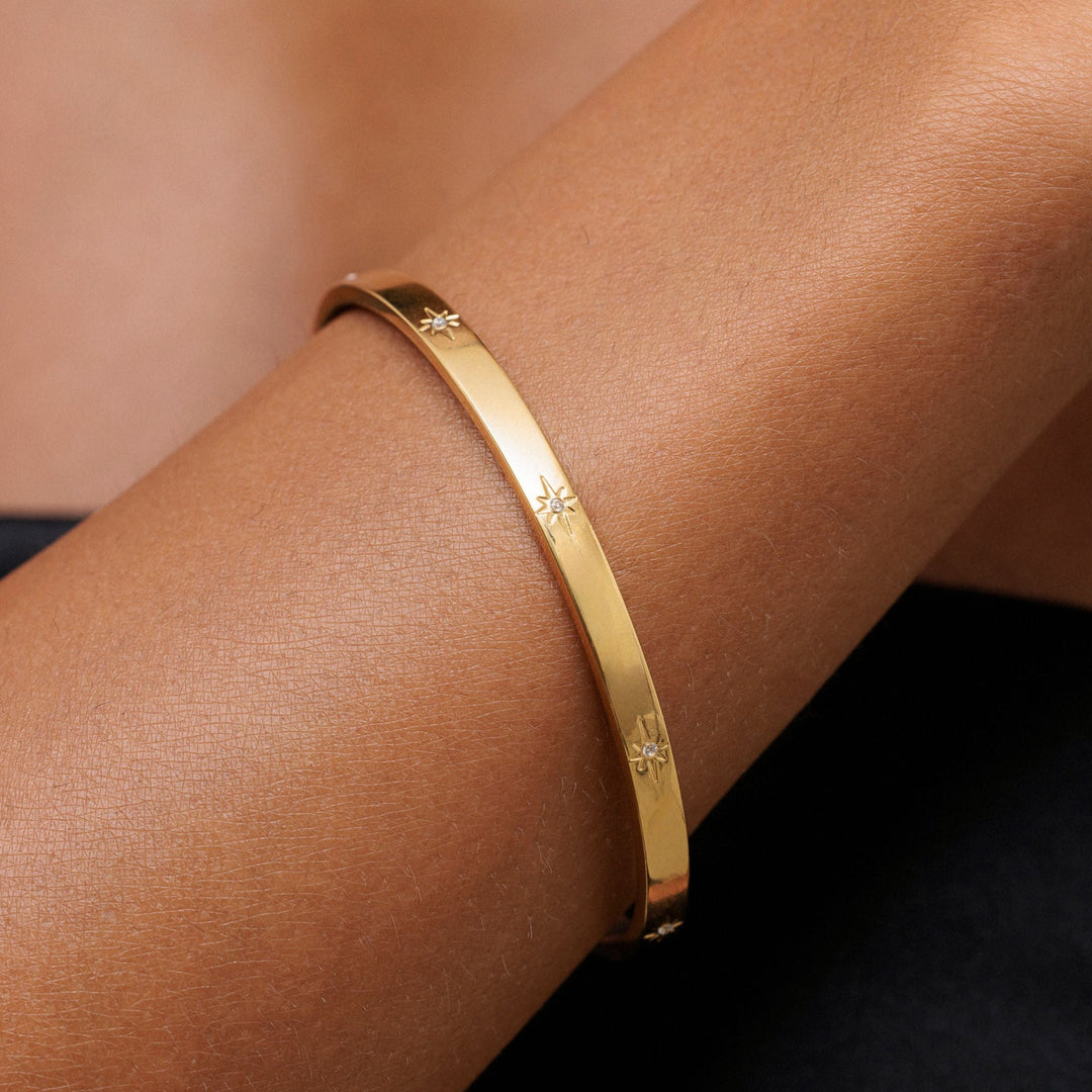 Damen Armreif goldfarben mit Sternen und funkelnden Zirkonsteinen. Verstellbarer, wasserfester Edelstahlschmuck.
