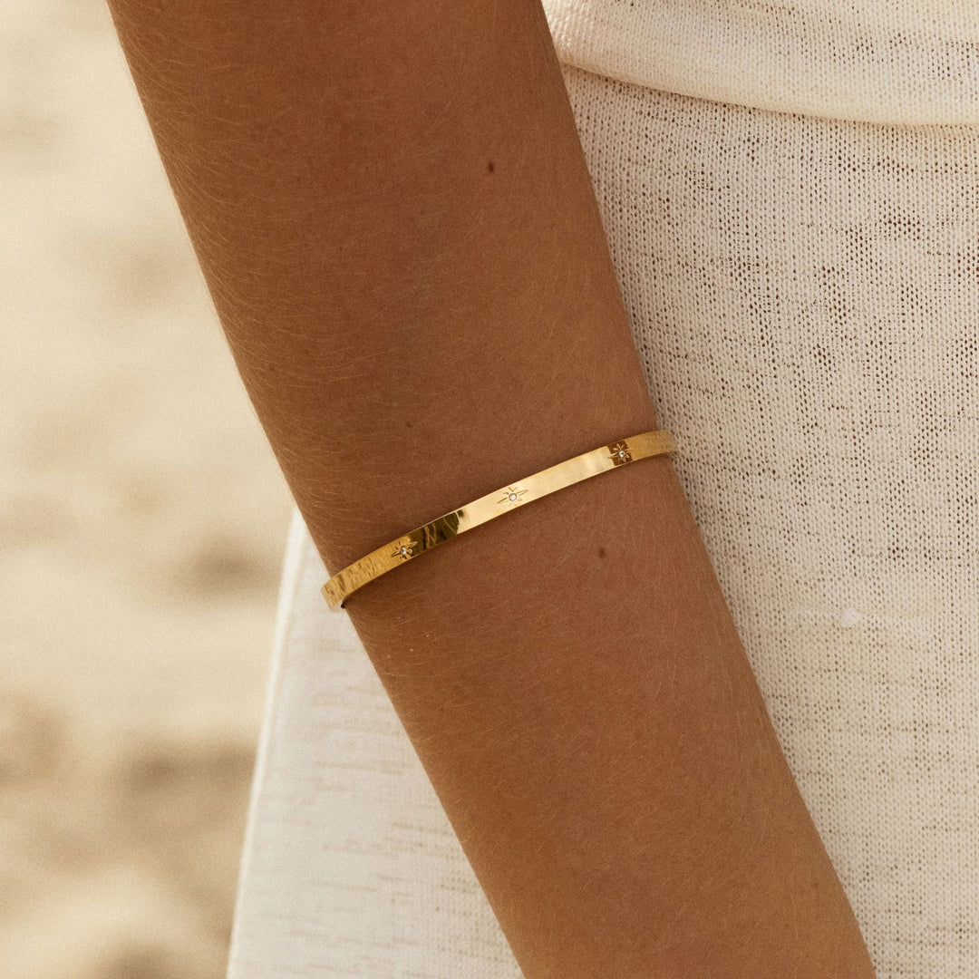 Modernes Geschenk: Damen Armreif mit Sternen und Zirkonia, gold- oder silberfarben. Verstellbarer, wasserfester Edelstahl.