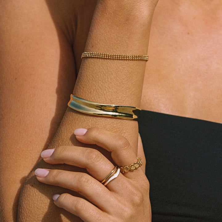 Eleganter Statement Armreif für Damen in Gold und Silber, wasserdicht, minimalistisch.