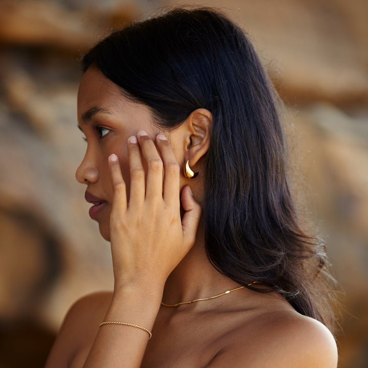Zeitlose goldene Creolen Tropfenform, vielseitiger Ohrschmuck für Business & Freizeit, elegant für Damen.
