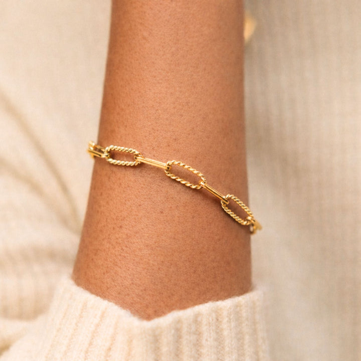 Breites Damen Paperclip Armband aus wasserfestem Gold-Edelstahl, verstellbar, perfekt für den Alltag.