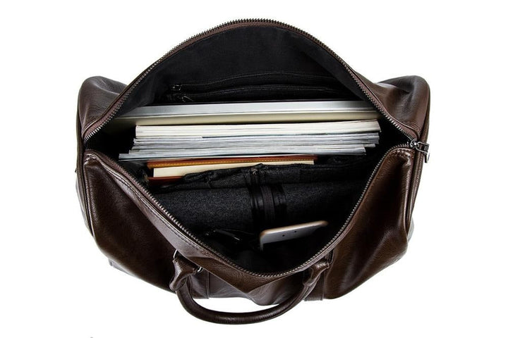 Große braune Leder-Reisetasche, robustes Gepäck mit viel Stauraum, geeignet als Weekender.