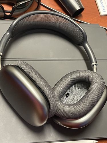Unisex Over-Ear Kopfhörer mit langer Akkulaufzeit, Bluetooth-Konnektivität und effektiver Geräuschdämpfung.