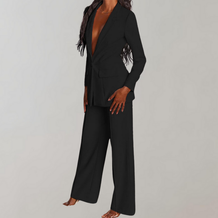 Damen Business-Set: Schicker Blazer und elegante Hose für einen gepflegten Büro-Auftritt.