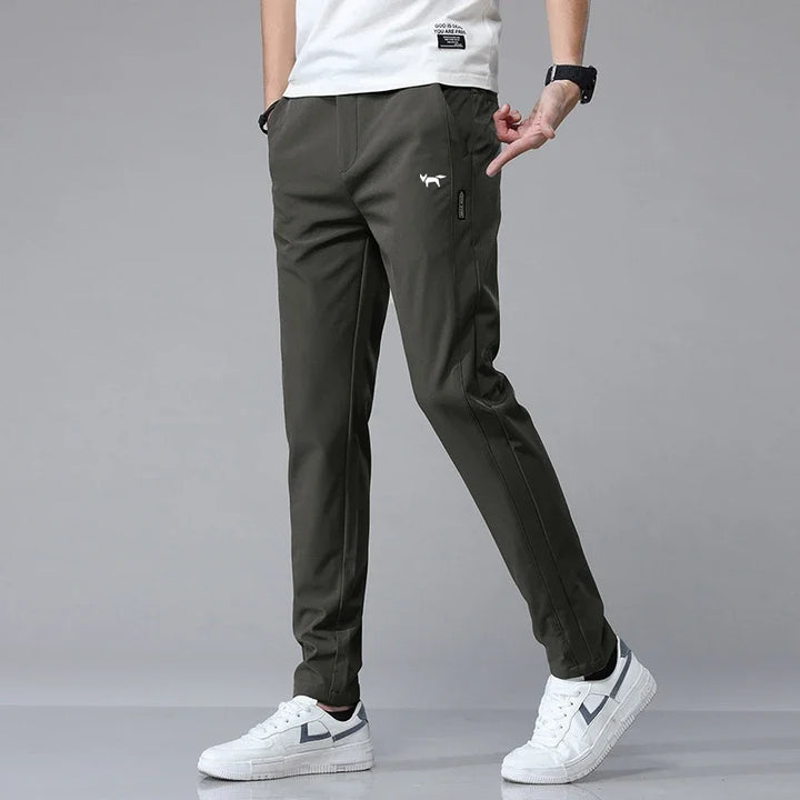 Graue Stretch-Golfhose für Herren, bequem & elastisch, ideal für aktive Tage im Sport oder entspannte Freizeit.