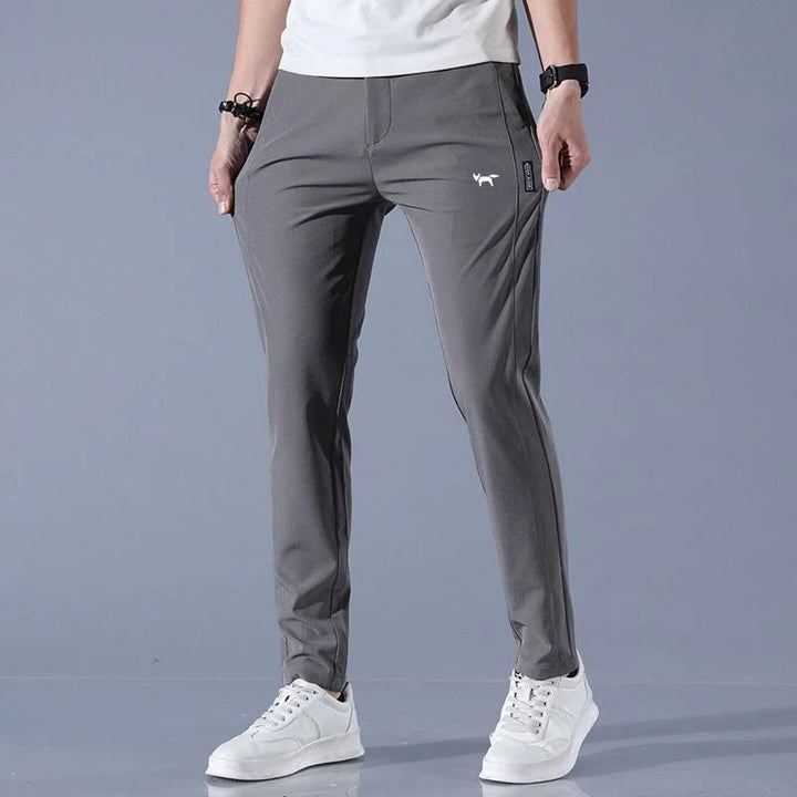 Elastische Herren Sporthose in Schwarz, auch als Golf- oder Freizeithose nutzbar; atmungsaktiver Komfort für Aktive.