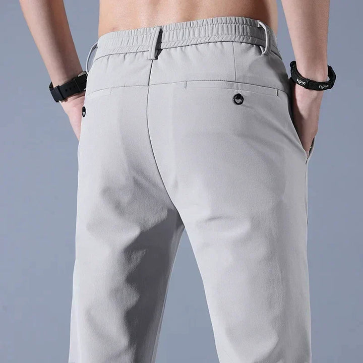 Stilvolle Herren Freizeithose in Schwarz, vielseitig als Golfhose, Jogginghose oder komfortable Alltagshose nutzbar.