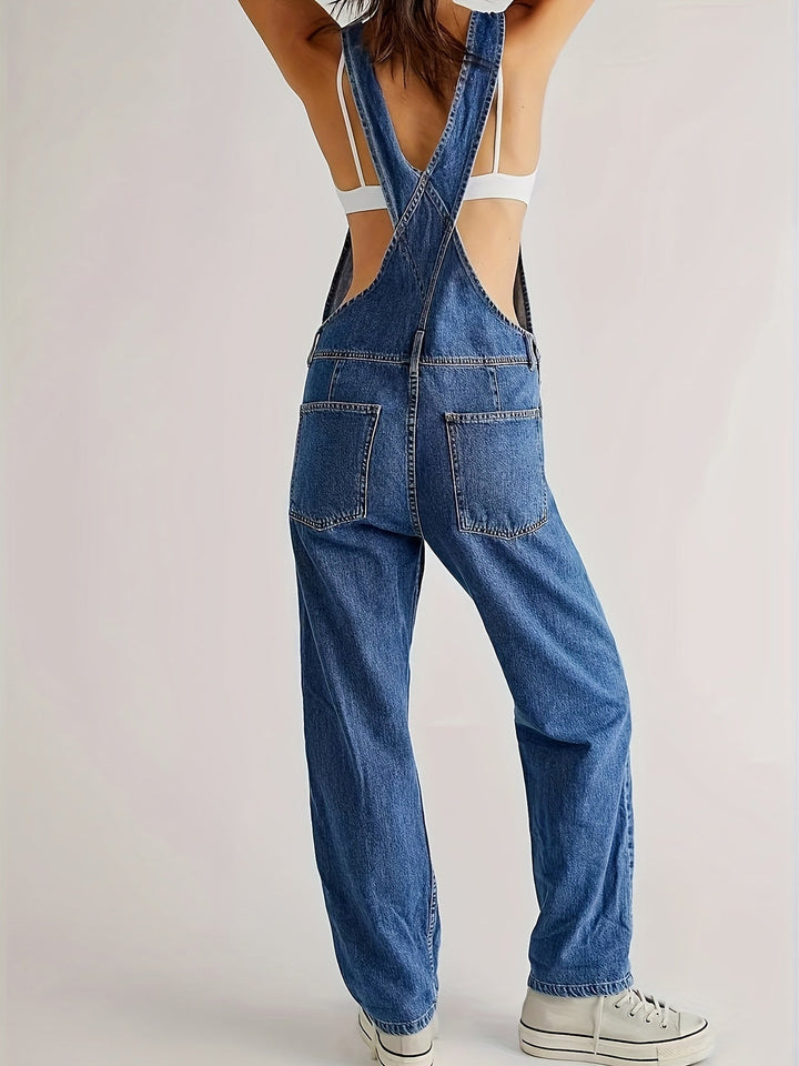 Modischer Damen Denim Overall "CityEase" mit Accessoires kombiniert. Vielseitiger Einteiler für Sommer-Looks.