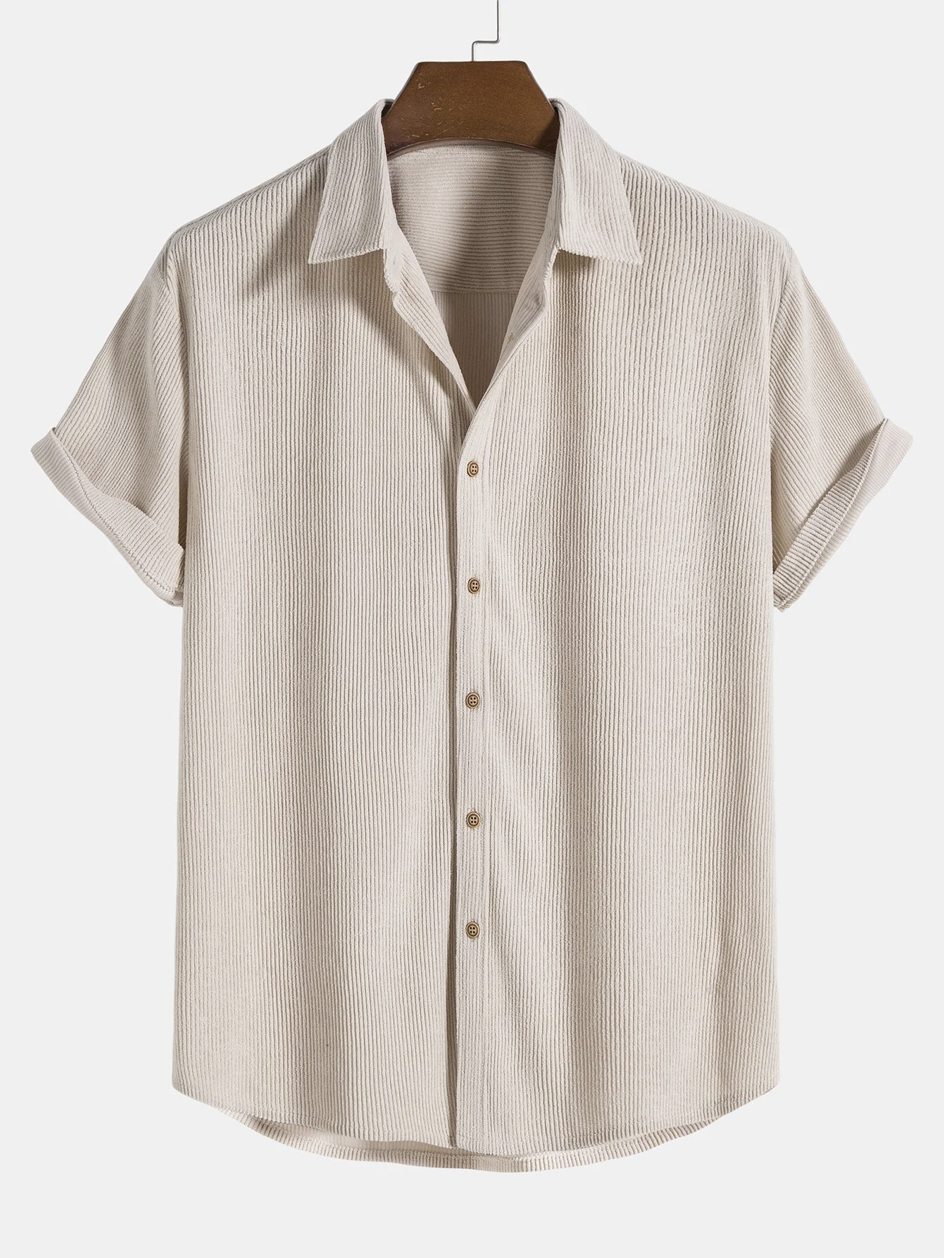 Bequemes Herren Sommer-Set: Kurzarm-Hemd & Cord-Shorts in Beige. Lässige Sommermode für den Urlaub am Strand.