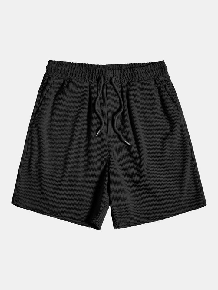 Beiges Herren Sommer-Set mit stylischem Kurzarm-Hemd & lässigen Cord-Shorts. Ideal für Freizeit & Urlaub.