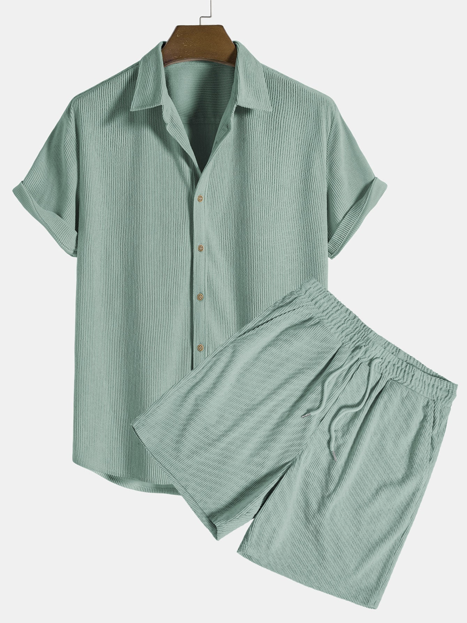 Grünes Herren Sommer-Set: Stylisches Hemd & Cord-Shorts. Ideale Freizeitmode für warme Sommertage.