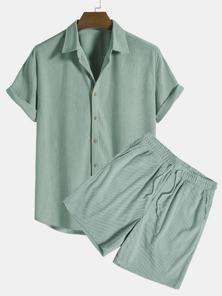 Grünes Herren Sommer-Set: Stylisches Hemd & Cord-Shorts. Ideale Freizeitmode für warme Sommertage.