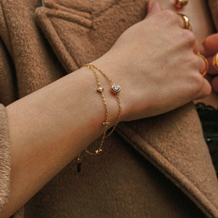 Damen Armband Kleeblatt in Gold/Silber mit Zirkon am Handgelenk. Wasserfester, alltagstauglicher Edelstahl Schmuck.
