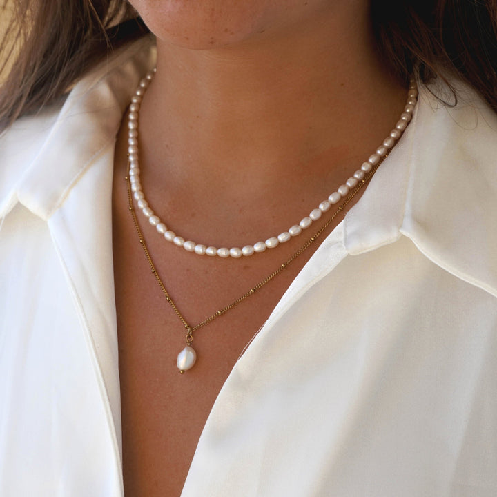 Damen Perlen Schmuckset Gold mit Süßwasser-Choker & Barockperlen-Kette, perfekt für Layering.
