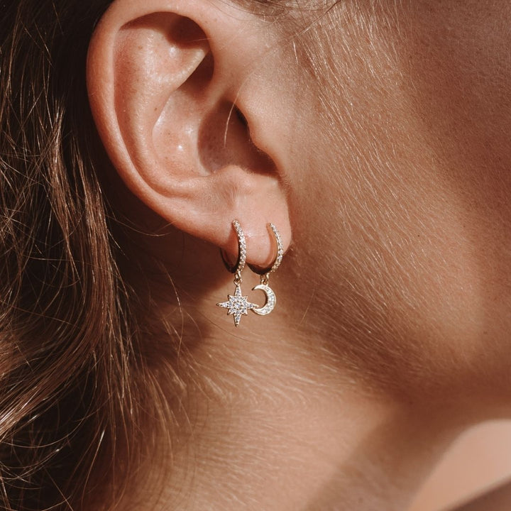 Damen Hängeohrringe mit funkelndem Mond & Stern, besetzt mit glitzernden Zirkonsteinen. Eleganter Schmuck.