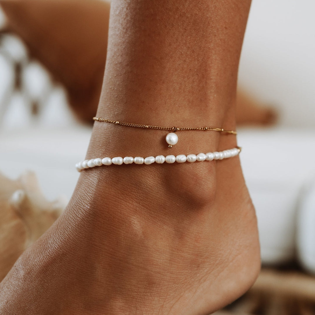Wasserfestes Fußkettchen Gold für Damen, verziert mit Süßwasserperle, perfektes Sommer Accessoire.