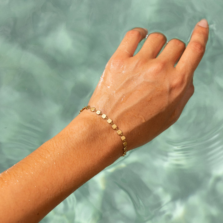 Damen Square Link Armband aus wasserfestem Edelstahl, verstellbar, in Gold. Modernes, hypoallergenes Design.